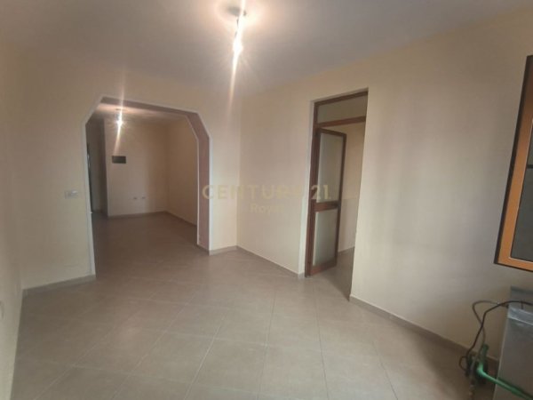 Tirane, jepet me qera ambjent biznesi Kati -1, 38 m² 350 € (Ish Ekspozita)