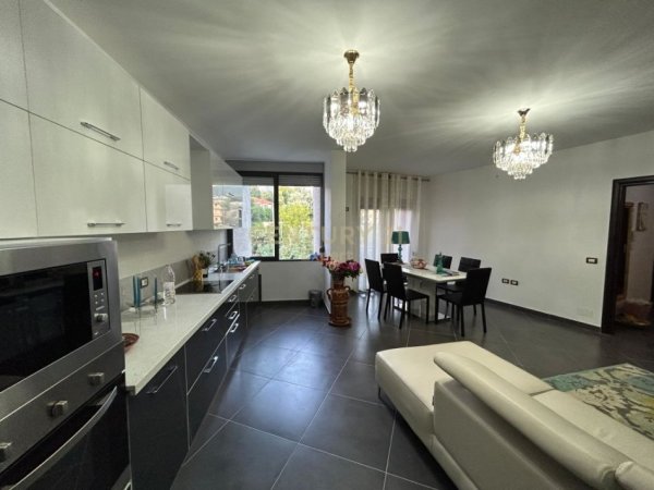Tirane, jepet me qera apartament 2+1 Kati 4, 92 m² 430 € (Fresk)