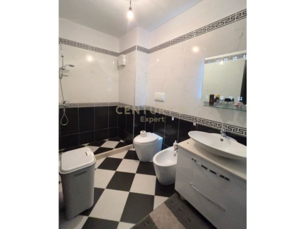 Tirane, jepet me qera apartament 2+1 Kati 4, 92 m² 430 € (Fresk)