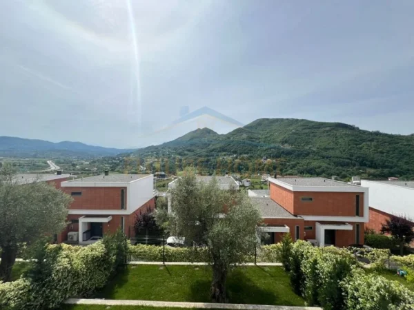 Tirane, shitet Vile 3 Katshe Kati 3, 391 m² 495.000 € (Teg)