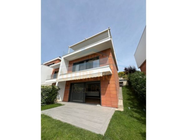 Tirane, shitet Vile 3 Katshe Kati 3, 391 m² 495.000 € (Teg)