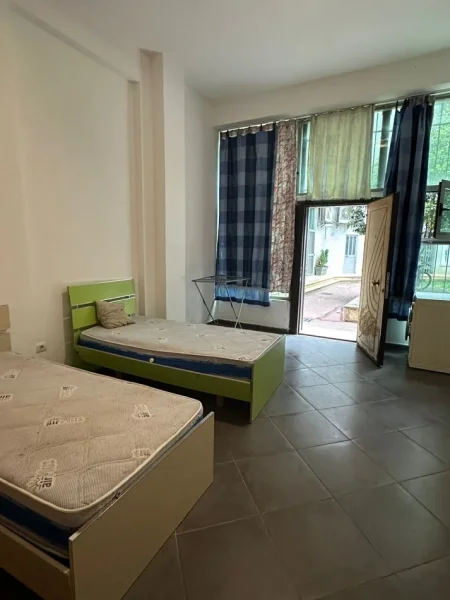 Tirane, jepet me qera garsonier 1+1 Kati 0, 30 m² 200 € (Rruga Tom Plezha Astir)