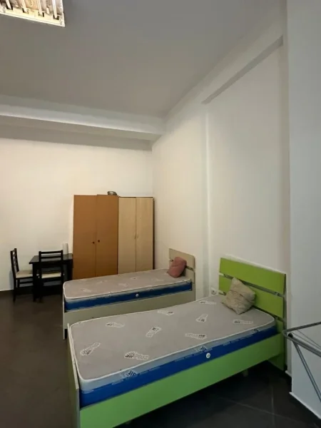 Tirane, jepet me qera garsonier 1+1 Kati 0, 30 m² 200 € (Rruga Tom Plezha Astir)