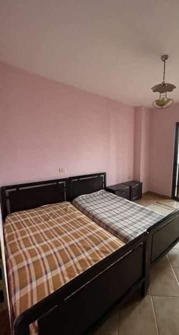 Tirane, jepet me qera apartament 1+1+Ballkon Kati 4, 77 m² 375 € (Komuna e Parisit)