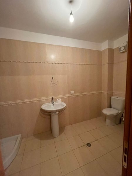 Tirane, jepet me qera apartament 2+1 Kati 3, 100 m² 800 € (Pazari i ri) TT 393