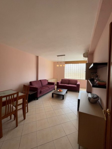 Tirane, jepet me qera apartament 2+1 Kati 3, 100 m² 800 € (Pazari i ri)