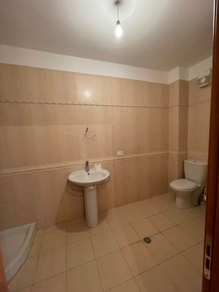 Tirane, jepet me qera apartament 2+1 Kati 3, 100 m² 800 € (Pazari i ri)