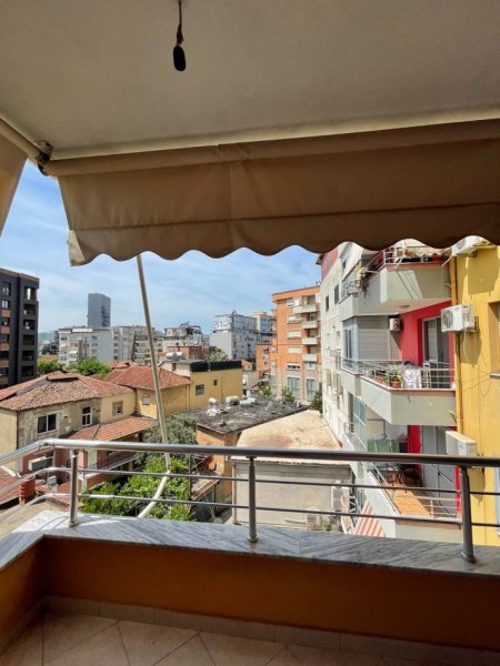 Tirane, jepet me qera apartament 2+1 Kati 3, 100 m² 800 € (Pazari i ri)