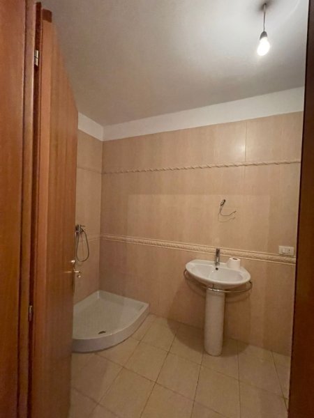 Tirane, jepet me qera apartament 2+1 Kati 3, 100 m² 800 € (Pazari i ri)