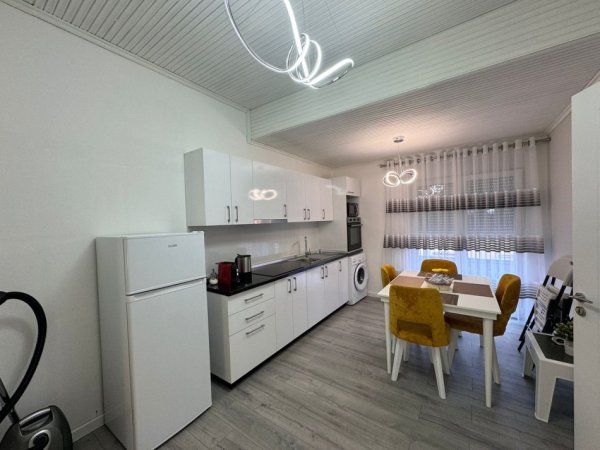 Tirane, jepet me qera apartament 1+1+Ballkon Kati 4, 70 m² 500 € 