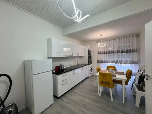 Tirane, jepet me qera apartament 1+1+Ballkon Kati 4, 70 m² 500 € 