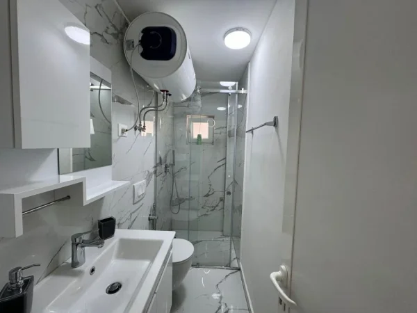 Tirane, jepet me qera apartament 1+1+Ballkon Kati 4, 70 m² 500 € 