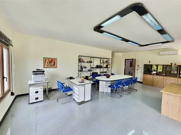 Tirane, jepet me qera ambjent biznesi Kati 3, 95 m² 950 € 