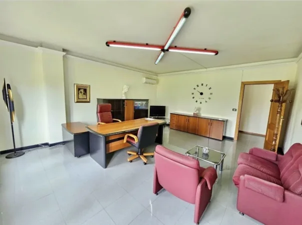 Tirane, jepet me qera ambjent biznesi Kati 3, 95 m² 950 € 