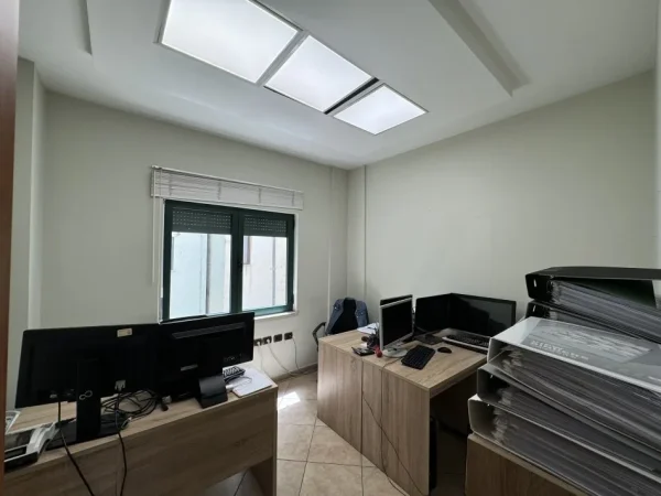 Tirane, jepet me qera ambjent biznesi Kati 6, 150 m² 1.500 € 