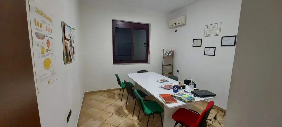 Tirane, jap me qera zyre Kati 1, 115 m² 600 € (jordan misja)