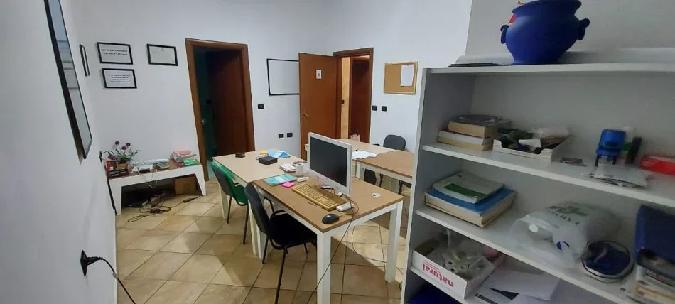 Tirane, jap me qera zyre Kati 1, 115 m² 600 € (jordan misja)