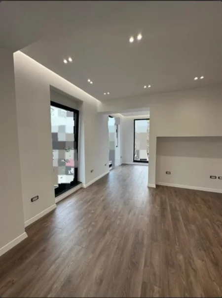 Tirane, jepet me qera zyre Kati 1, 76 m² 2100 € (QENDER)