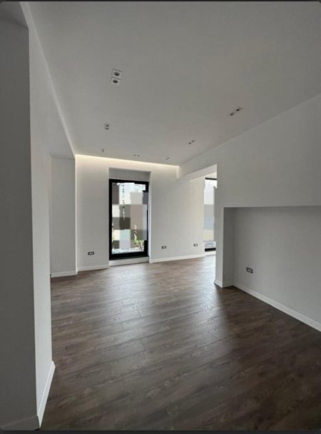 Tirane, jepet me qera zyre Kati 1, 76 m² 1.550 € (QENDER)