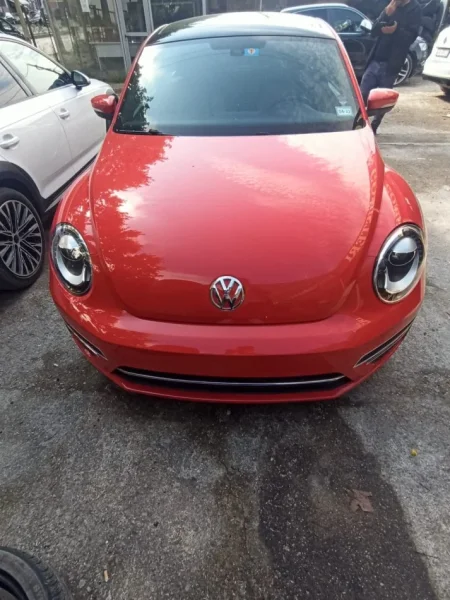 Tirane, shitet makine WV Wolkswagen beetle Benzin, e kuqe automatik Kondicioner 18 km 22.000 €