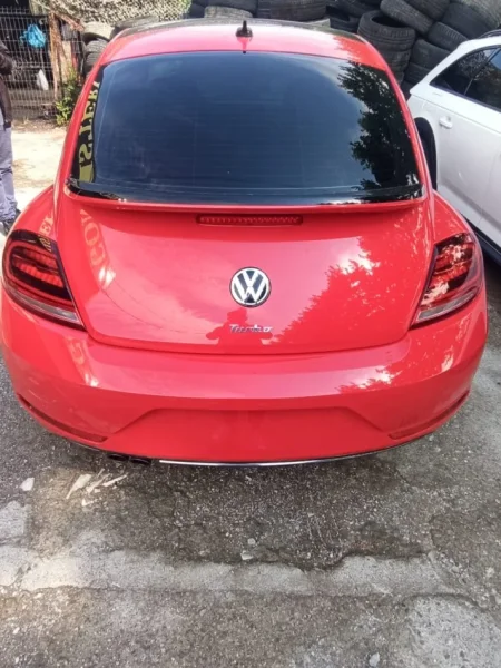 Tirane, shitet makine WV Wolkswagen beetle Benzin, e kuqe automatik Kondicioner 18 km 22.000 €