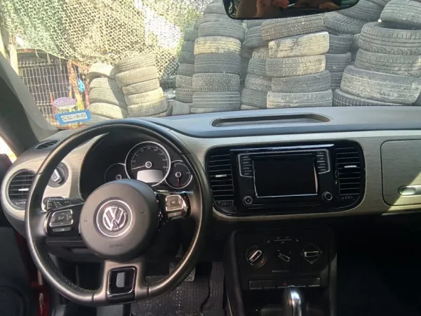 Tirane, shitet makine WV Wolkswagen beetle Benzin, e kuqe automatik Kondicioner 18 km 22.000 €