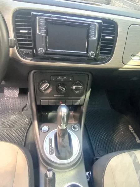 Tirane, shitet makine WV Wolkswagen beetle Benzin, e kuqe automatik Kondicioner 18 km 22.000 €