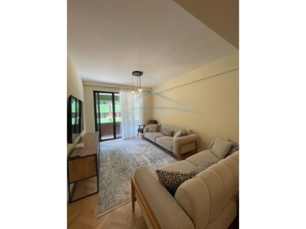Tirane, jepet me qera apartament 3+1+Ballkon Kati 3, 150 m² 1.300 € (Kodra e Diellit)