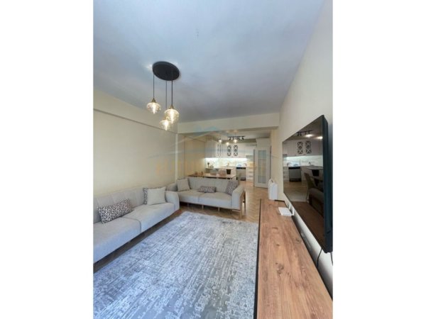 Tirane, jepet me qera apartament 3+1+Ballkon Kati 3, 150 m² 1.300 € (Kodra e Diellit)