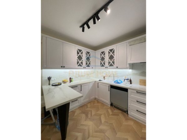 Tirane, jepet me qera apartament 3+1+Ballkon Kati 3, 150 m² 1.300 € (Kodra e Diellit)