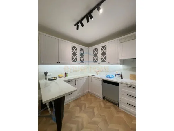 Tirane, jepet me qera apartament 3+1+Ballkon Kati 3, 150 m² 1.300 € (Kodra e Diellit)