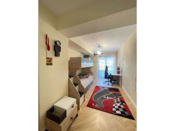 Tirane, jepet me qera apartament 3+1+Ballkon Kati 3, 150 m² 1.300 € (Kodra e Diellit)