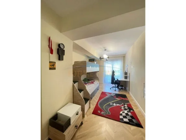 Tirane, jepet me qera apartament 3+1+Ballkon Kati 3, 150 m² 1.300 € (Kodra e Diellit)