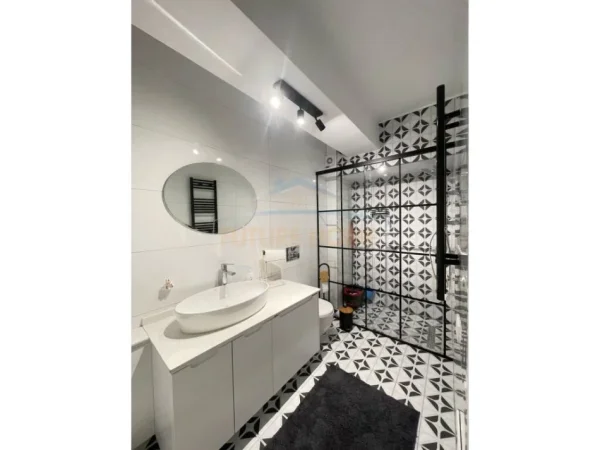 Tirane, jepet me qera apartament 3+1+Ballkon Kati 3, 150 m² 1.300 € (Kodra e Diellit)