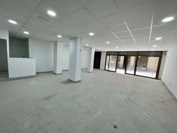 Tirane, jepet me qera dyqan Kati 0, 107 m² 1.000 € (ZOGU I ZI)