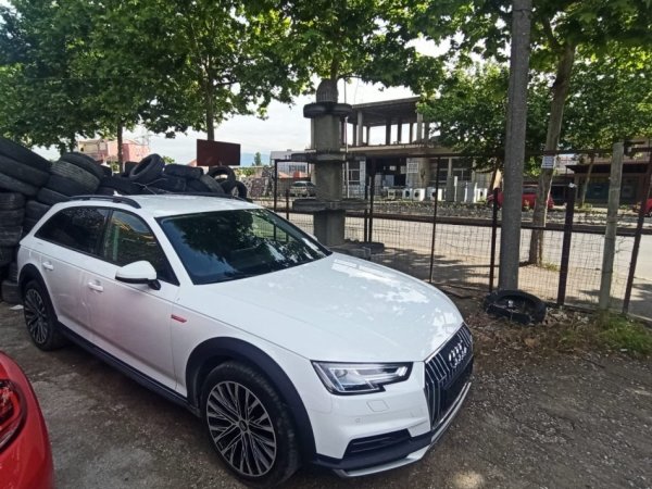 Tirane, shitet makine Audi A4 Nafte, e bardhë automatik Kondicioner 240 km 25.000 €