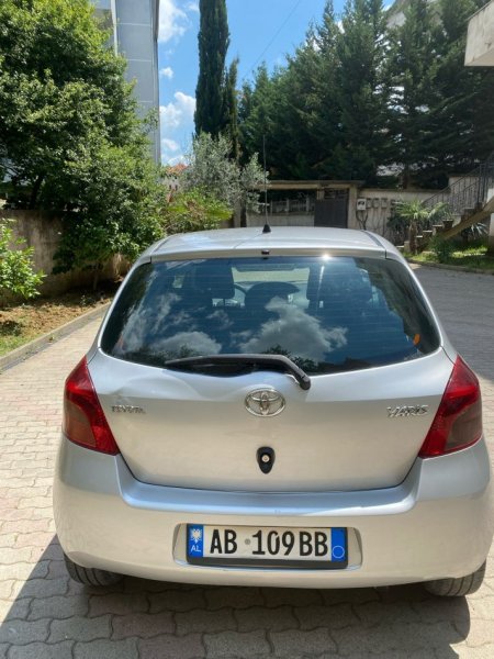 Tirane, shitet makine toyota yaris 1.4 Nafte, gri e erret manuale Kondicioner 150.000 km 3.250 €