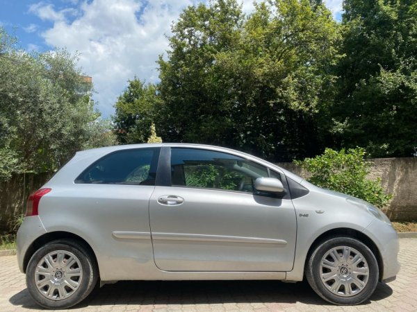 Tirane, shitet makine toyota yaris 1.4 Nafte, gri e erret manuale Kondicioner 150.000 km 3.250 €