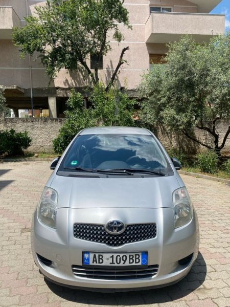 Tirane, shitet makine toyota yaris 1.4 Nafte, gri e erret manuale Kondicioner 150.000 km 3.250 €