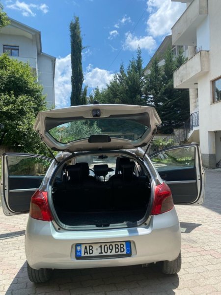 Tirane, shitet makine toyota yaris 1.4 Nafte, gri e erret manuale Kondicioner 150.000 km 3.250 €