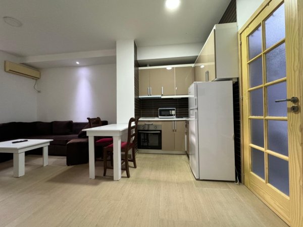 Tirane, jepet me qera apartament 1+1 Kati 4, 55 m² 300 € 