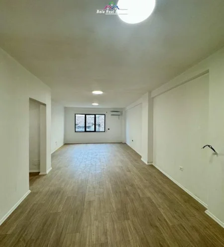 Tirane, jepet me qera zyre Kati 0, 88 m² 550 € (zogu i zi)