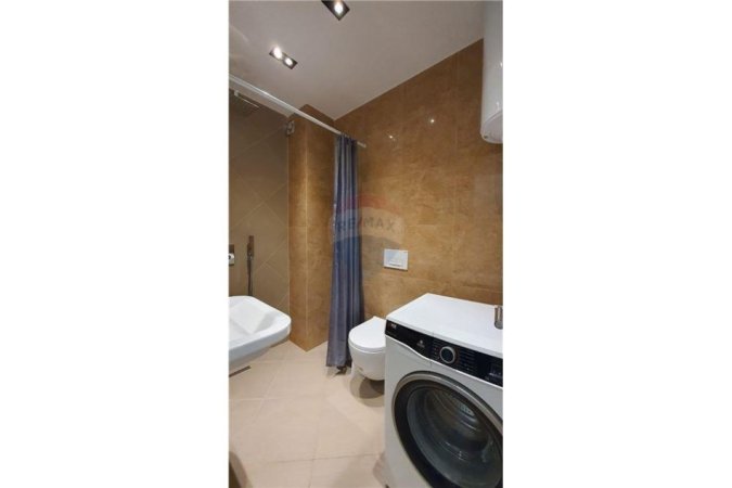 Tirane, jepet me qera garsonier 1+1 Kati 5, 38 m² 500 € (Studio Apartament per qira ne Qender!)