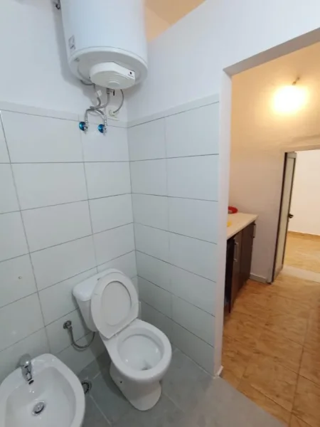 Tirane, jepet me qera ambjent biznesi Kati 0, 50 m² 550 € (Ali Demi)