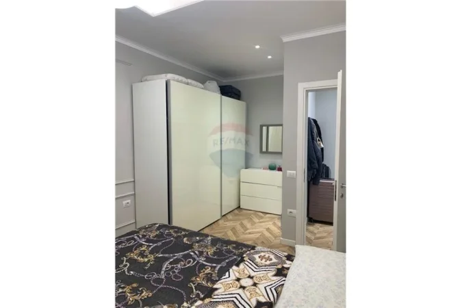 Tirane, jepet me qera apartament 1+1 Kati 4, 500 € (Apartament 1+1 Per Qira Tek Fusha Aviacionit !)