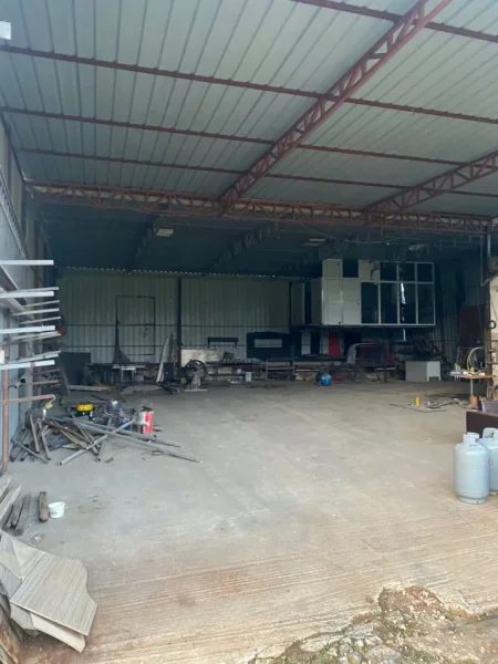 Tirane, jepet me qera magazine Kati 0, 330 m² 850 € (Astir)