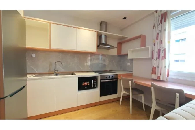 Tirane, jepet me qera apartament Kati 5, 38 m² 500 € (Rruga e Barrikadave - Pazari i Ri)