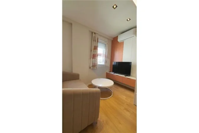 Tirane, jepet me qera apartament Kati 5, 38 m² 500 € (Rruga e Barrikadave - Pazari i Ri)