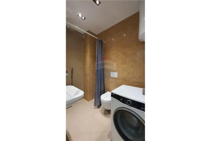 Tirane, jepet me qera apartament Kati 5, 38 m² 500 € (Rruga e Barrikadave - Pazari i Ri)
