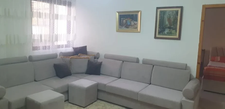 Tirane, jepet me qera apartament 2+1 Kati 3, 60 m² 450 € (XHAMLLIK)